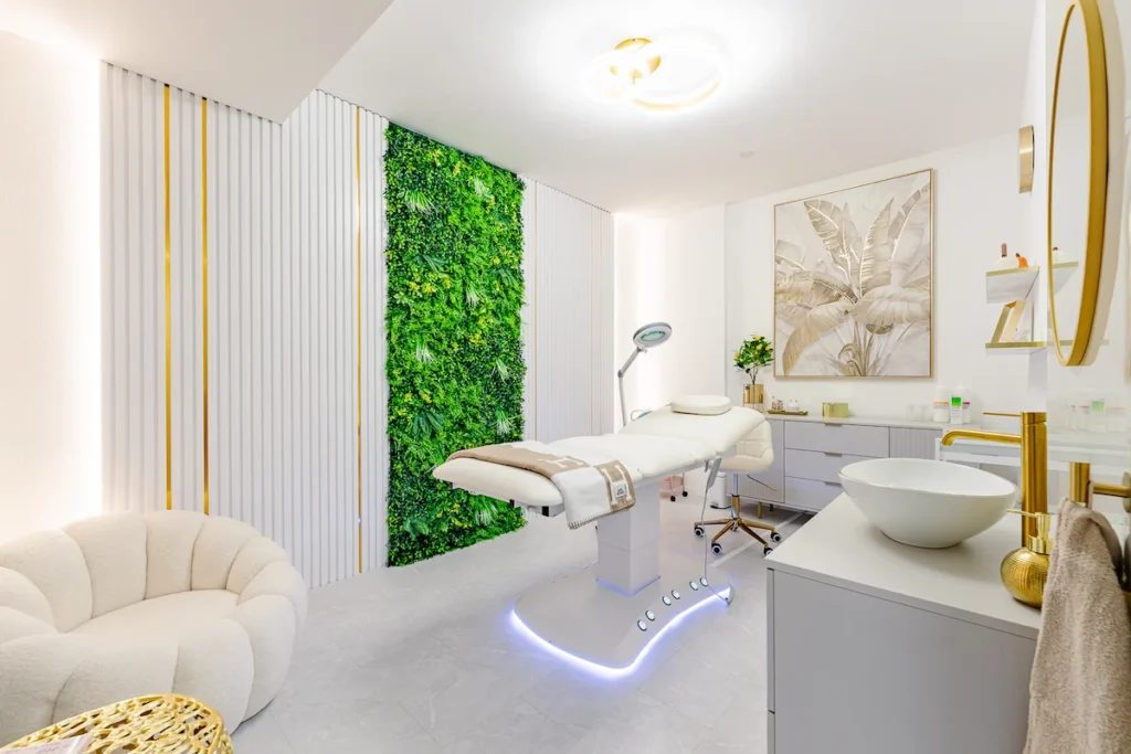 Ošetrovňa Be Beautiful s machovou stenou a ošetrovacím lôžkom